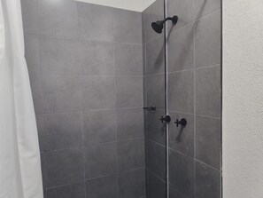 Secador de cabelo, toalhas de banho, sabonete, papel higiênico