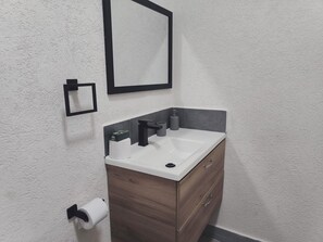 Secador de cabelo, toalhas de banho, sabonete, papel higiênico