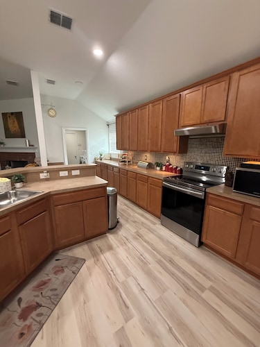 Spacious Fort Worth Retreat Near AT&T Stadium & Stockyards