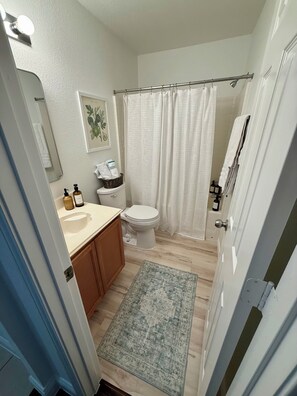 Hair dryer, towels, soap, toilet paper - Spacious Fort Worth Retreat Near AT&T Stadium & Stockyards (Fort Worth)