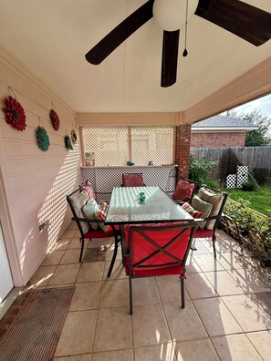 Outdoor dining - Spacious Fort Worth Retreat Near AT&T Stadium & Stockyards (Fort Worth)