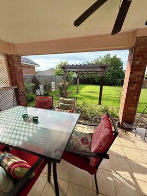Outdoor dining - Spacious Fort Worth Retreat Near AT&T Stadium & Stockyards (Fort Worth)
