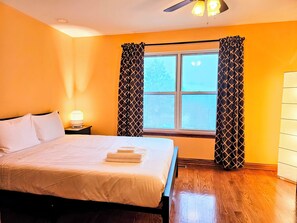 Desk, iron/ironing board, free WiFi, bed sheets - Chinatown 3 bedroom with Parking - near McCormick (Chicago)