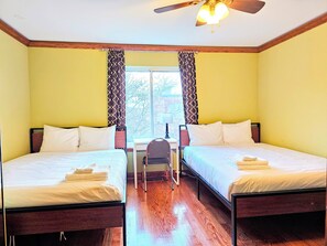 Desk, iron/ironing board, free WiFi, bed sheets - Chinatown 3 bedroom with Parking - near McCormick (Chicago)