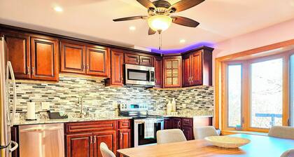 Townhome 3 bedroom 2 bath with Parking - near McCormick Place , Chinatown Sox