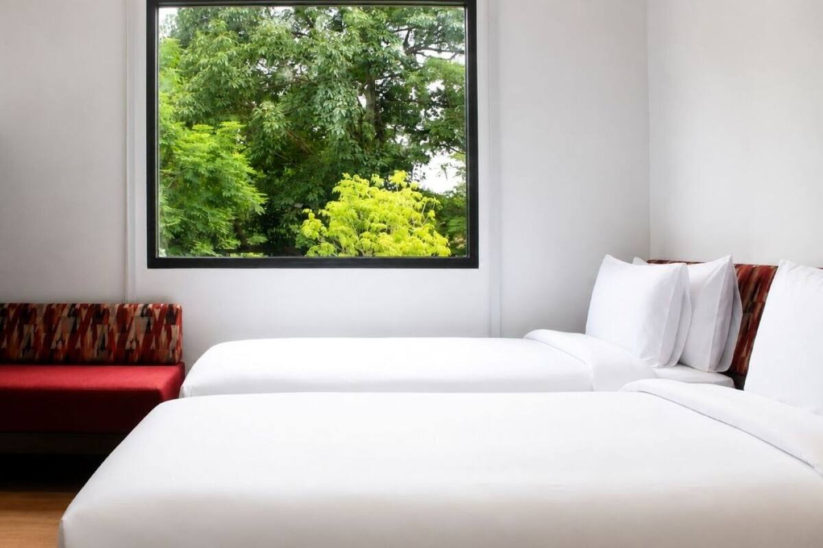 Habitación básica con 2 camas individuales | Escritorio, tabla de planchar con plancha y wifi gratis 