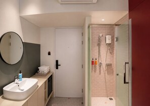 Habitación básica doble | Baño | Regadera, secadora de cabello, toallas, jabón 