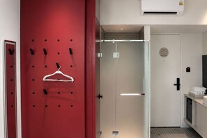 Habitación básica con 2 camas individuales | Baño | Regadera, secadora de cabello, toallas, jabón 