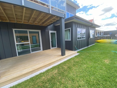 Newly Built Ocean Road Escape, 2 min walk to Beach, Surf Club & Blackies Cafe
