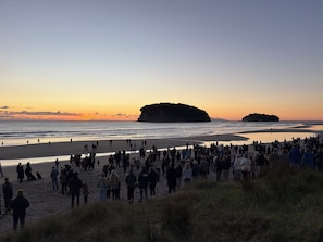 Beach - Newly Built Ocean Road Escape, 2 min walk to Beach, Surf Club & Blackies  Cafe (Whangamata)