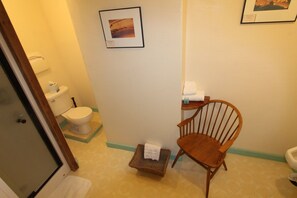 Shower, hair dryer, towels, soap - Glamping Sunrise Yurt with SHARED Bath,1 Mile from Mt Rainier Nisqually Entrance (Ashford)