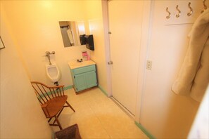 Shower, hair dryer, towels, soap - Glamping Sunrise Yurt with SHARED Bath,1 Mile from Mt Rainier Nisqually Entrance (Ashford)