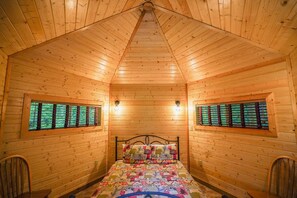 1 bedroom, WiFi - Glamping Sunrise Yurt with SHARED Bath,1 Mile from Mt Rainier Nisqually Entrance (Ashford)