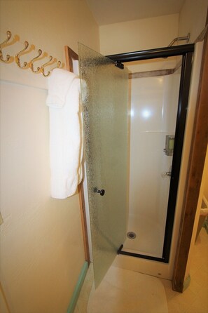 Shower, hair dryer, towels, soap - Glamping Sunrise Yurt with SHARED Bath,1 Mile from Mt Rainier Nisqually Entrance (Ashford)