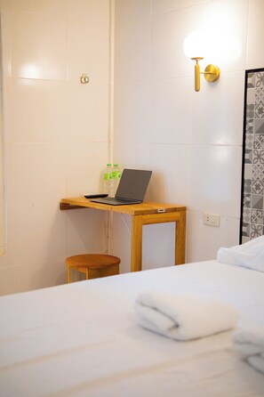 Desk, free WiFi - JoandJo hostel Syariah (Kota Bandar Lampung)