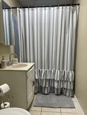 Haartrockner, Handtücher, Seife, Toilettenpapier