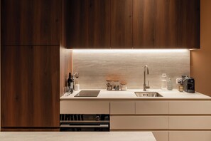 Standard-Studio | Eigene Kochnische | Kühlschrank, Ofen, Herdplatte, Geschirrspüler