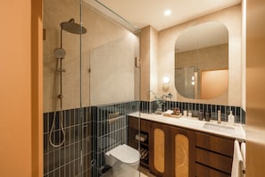 Premier-Studio, barrierearm | Badezimmer | Dusche, Haartrockner, Handtücher, Seife