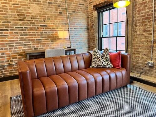 Brick & Bed - Historic Loft/Walk to Stadium/Arch