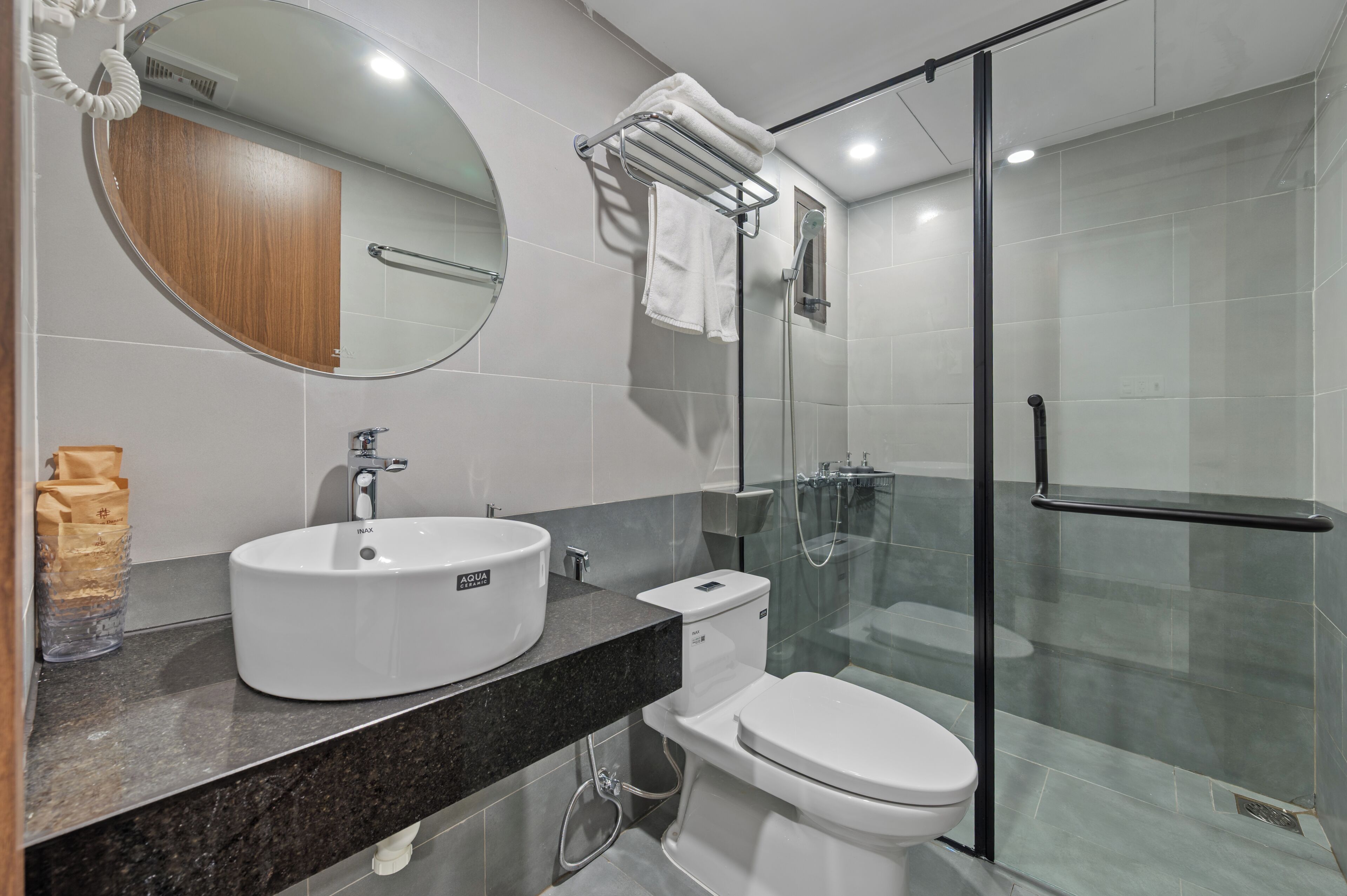 Appartamento Basic, vista città | Bagno | Doccia, asciugacapelli, pantofole, asciugamani