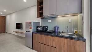 Una cocina moderna con electrodomésticos integrados, un televisor de pantalla plana y una cafetera.