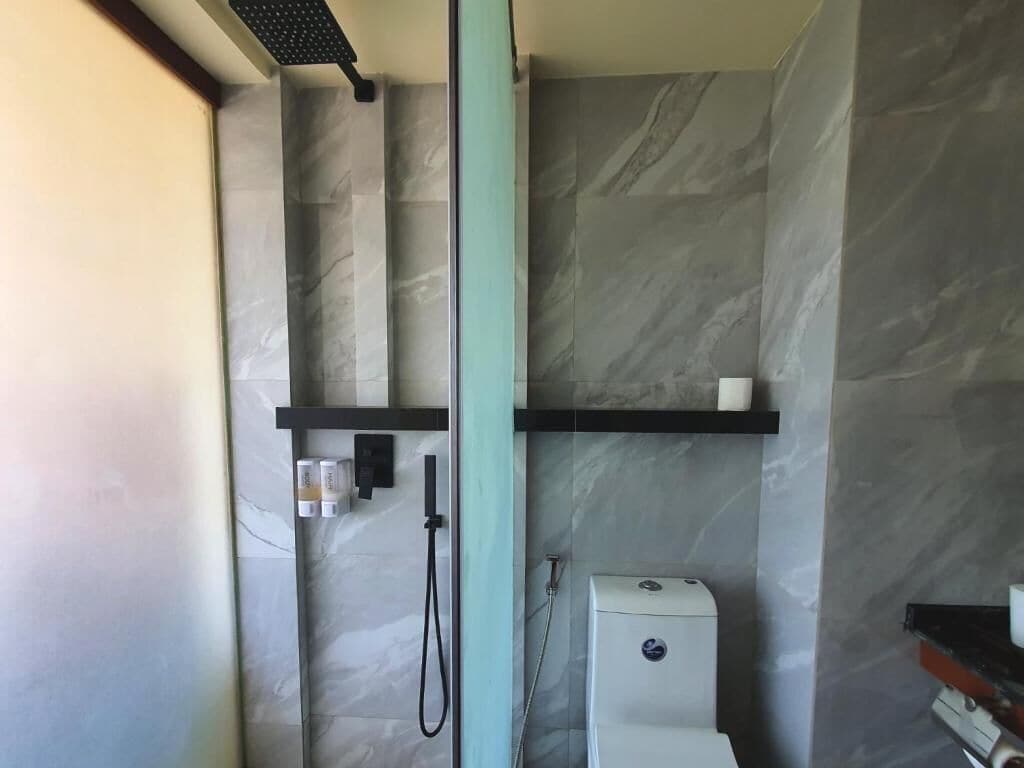 Chambre Triple Deluxe, balcon, vue partielle sur la mer | Salle de bain