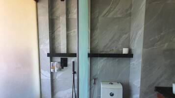 Chambre Triple Deluxe, balcon, vue partielle sur la mer | Salle de bain