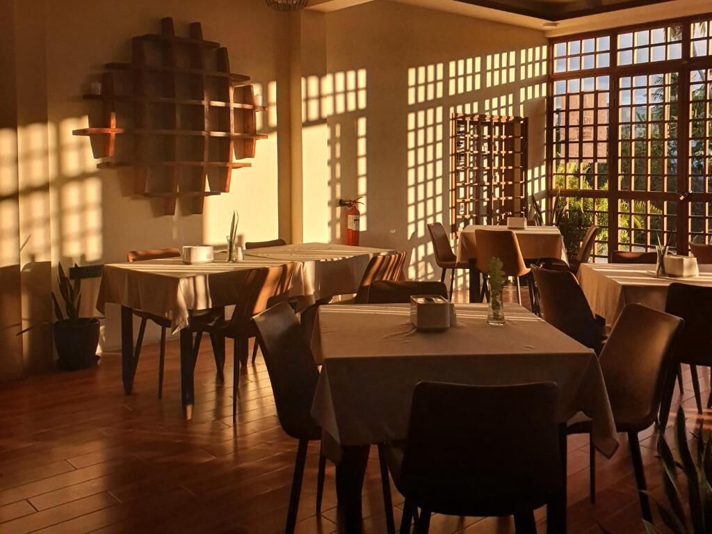 Café da manhã com buffet grátis todos os dias