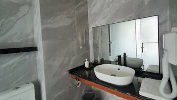 Habitación doble Deluxe, balcón, en el área del patio | Baño | Regadera, secadora de cabello, toallas, jabón