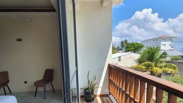 Chambre Double Deluxe, balcon, vue partielle sur la mer | Enceinte de l’hébergement