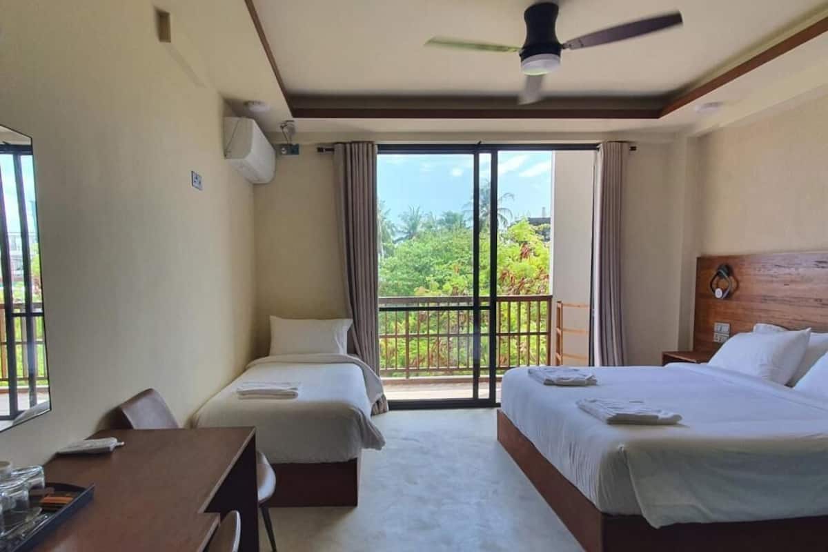 Deluxe Triple Room, Balcony, Palm View