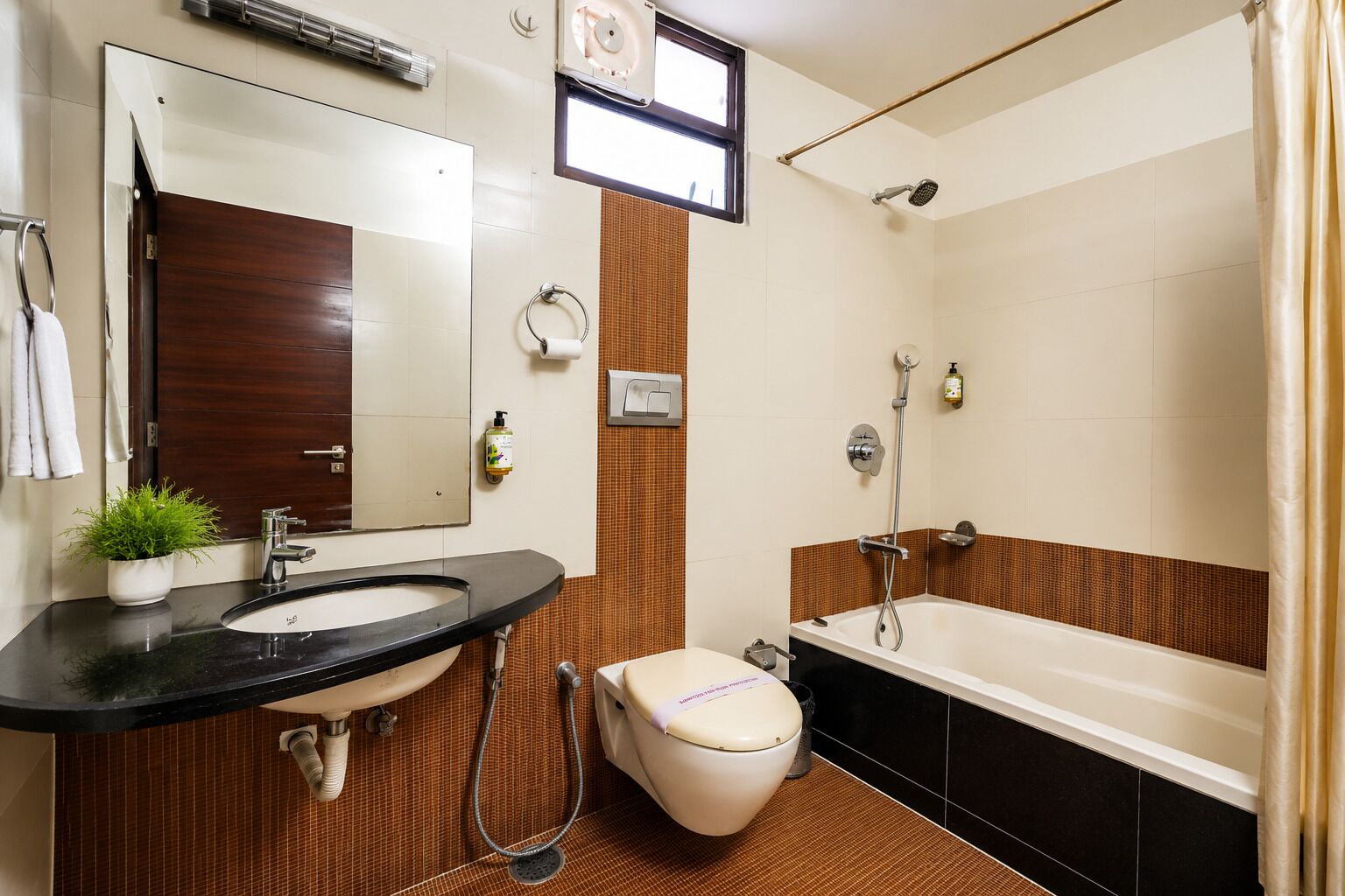 Camera Superior, vista città | Bagno | Doccia, asciugamani, sapone, shampoo