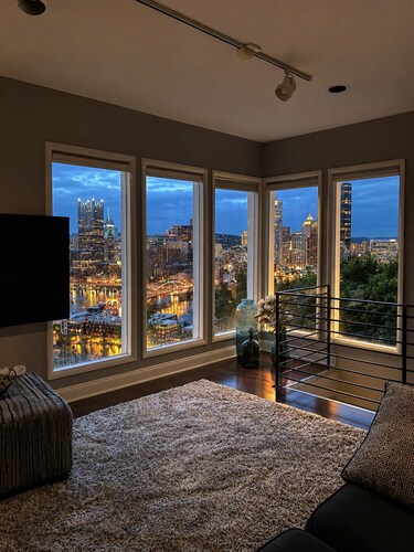 Skyline Views • 3 Parking Spots • Minutes to Downtown