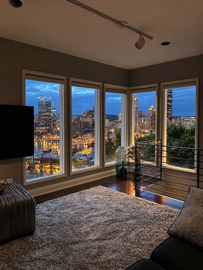 Skyline Views • 3 Parking Spots • Minutes to Downtown