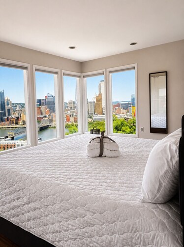 Luxury Pittsburgh Getaway with Incredible Views