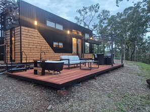 Outdoor dining - Kookaburra Retreat Tiny Home Sydney Hills (Kenthurst)
