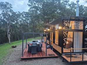 Outdoor dining - Kookaburra Retreat Tiny Home Sydney Hills (Kenthurst)