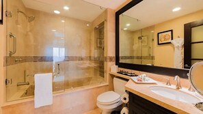 Dusche, Haartrockner, Bidet, Handtücher