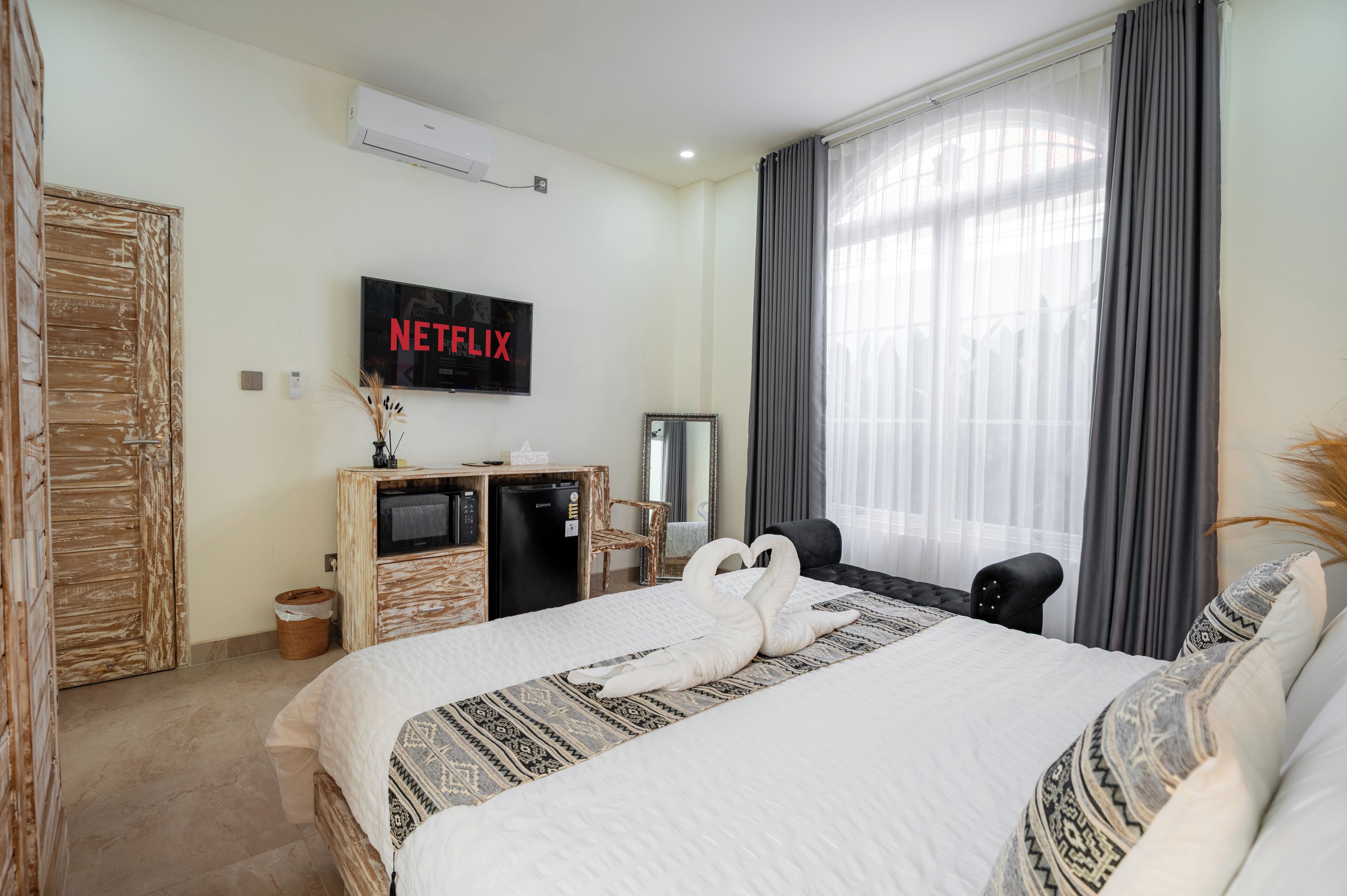 Kamar Klasik | Meja kerja, ruang kerja ramah laptop, dan setrika/meja setrika