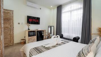 Kamar Klasik | Meja kerja, ruang kerja ramah laptop, dan setrika/meja setrika