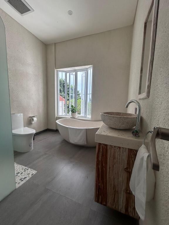 Deluxe Studio | Bathroom