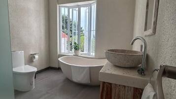 Deluxe Studio | Bathroom