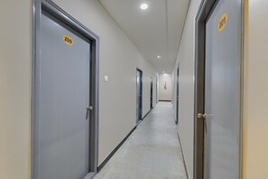 Ein Flur mit den Nummern 209 und 201, der zu Zimmern führt.