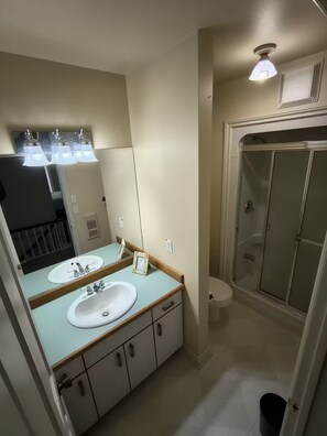 Shower, hair dryer, towels, soap - The Modern Gathering Place (Pelee Island)