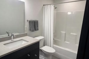 Secadora de cabello, toallas, jabón, papel de baño 