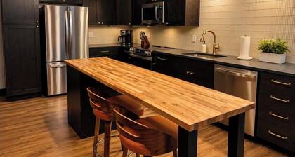 Brick & Bed/Walk to Arch/Historic Riverfront Loft