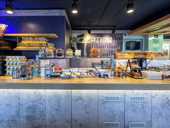 Een ontbijtbuffet met diverse gerechten en drankjes.