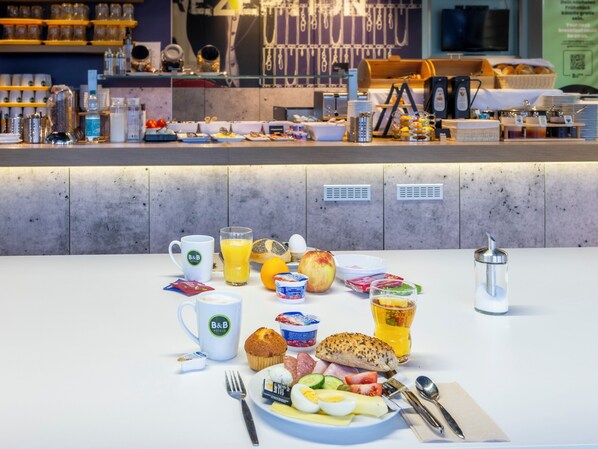 A breakfast buffet with various food items and beverages. - Ibis Budget Bremen City Sud (Bremen)