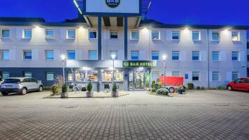 Ein Bed and Breakfast Hotel mit modernem Design, einer gepflasterten Zufahrt und einem Parkplatz.