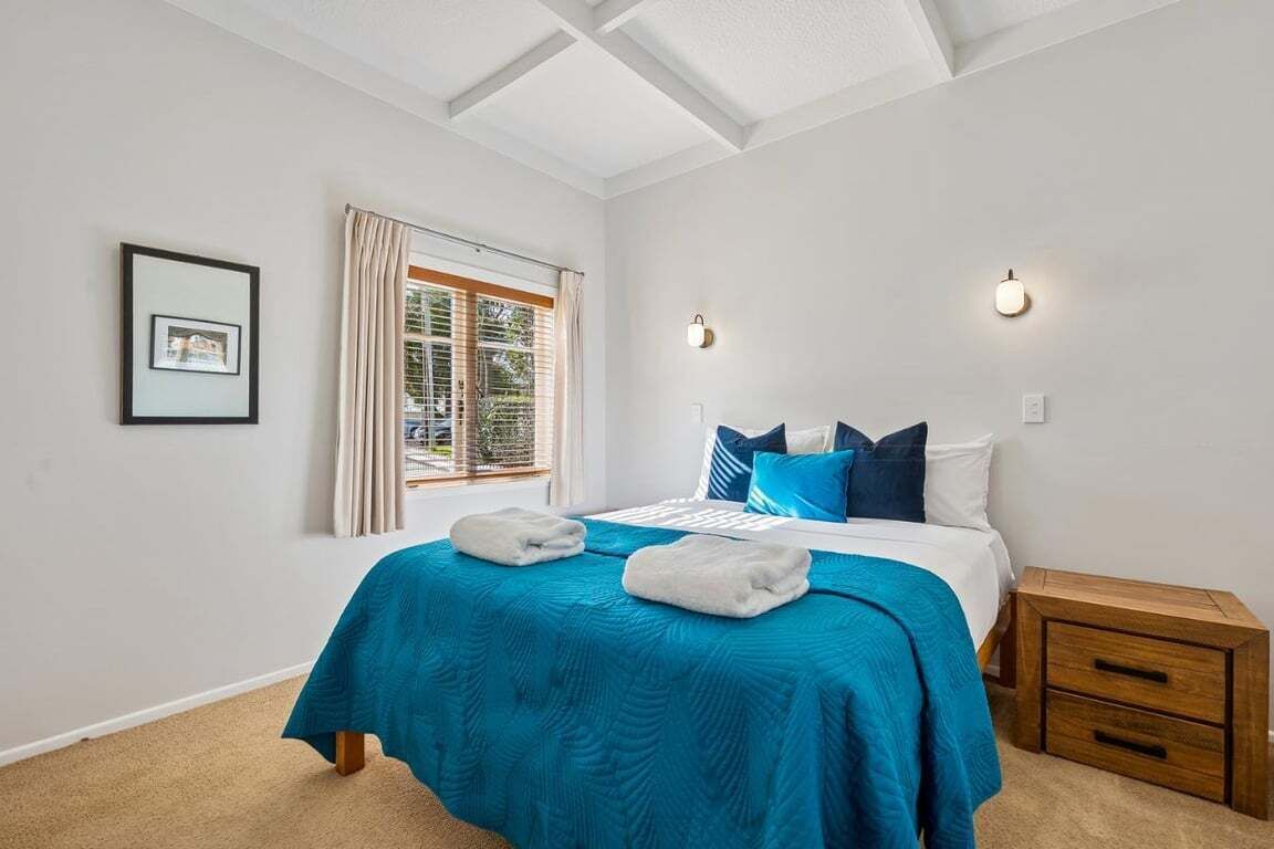 Desk, iron/ironing board, WiFi, bed sheets